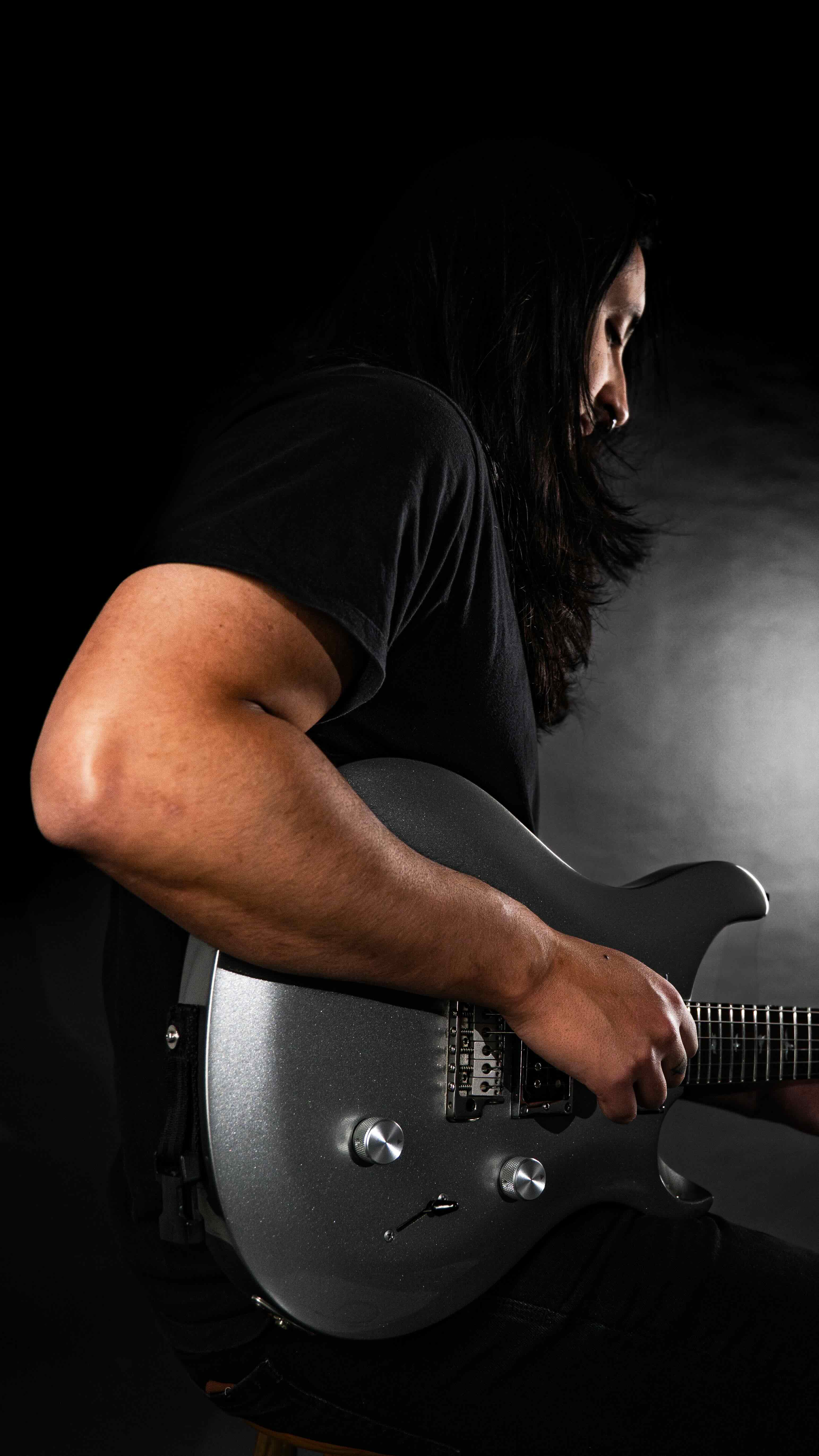 Cris with his PRS SE Standard 24 Platinum Metallic